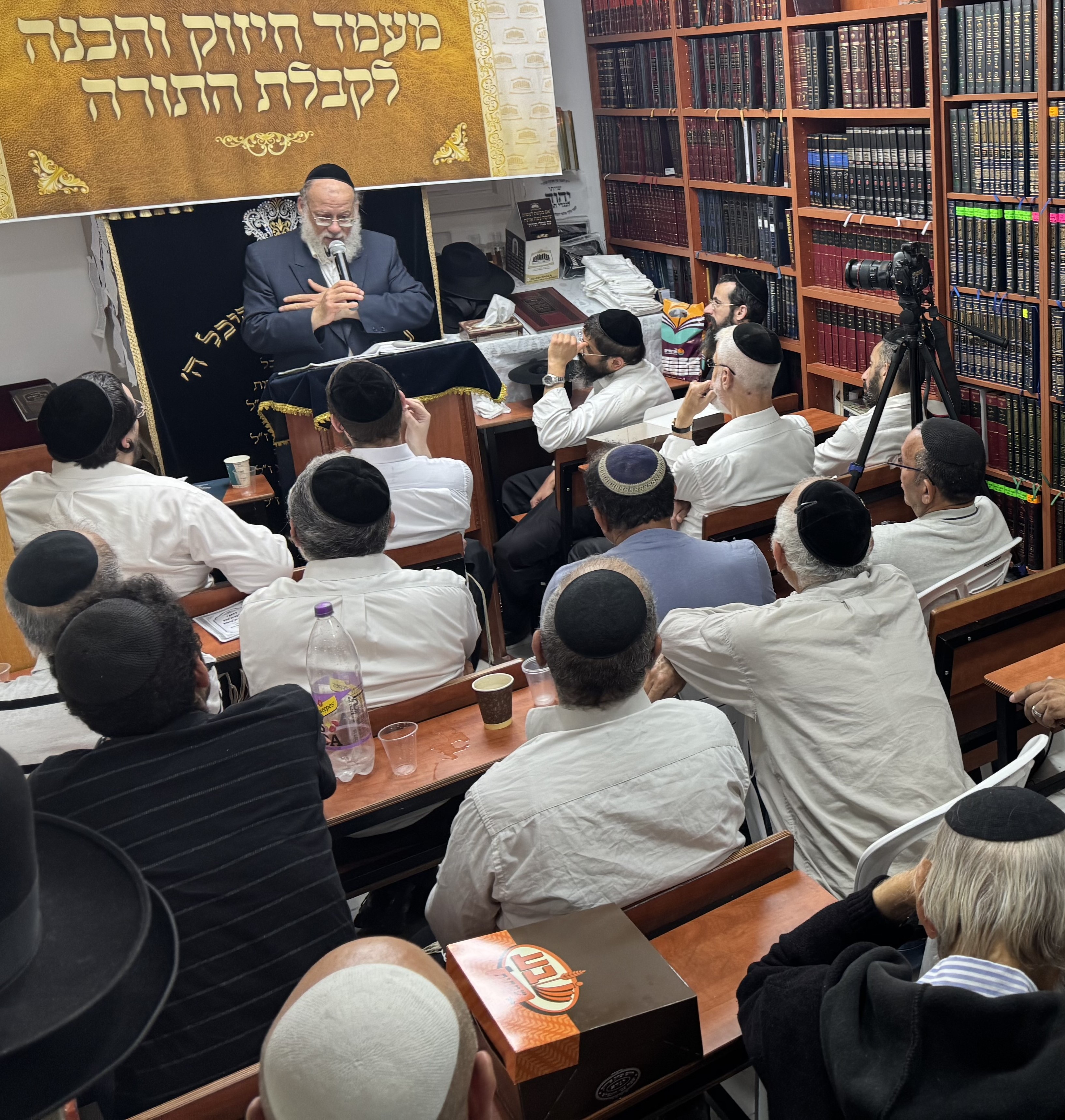 חלק מהציבור הרב שגדש את בית הכנסת