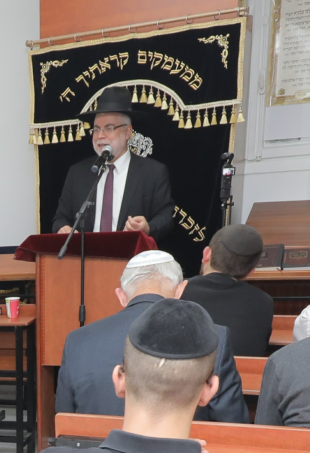 הרב שלמה בניזרי בבית הכנסת מעלות קדושים
